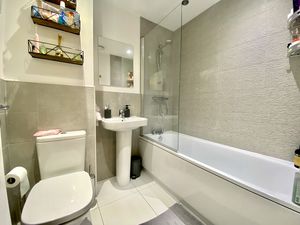 Main Bathroom- click for photo gallery